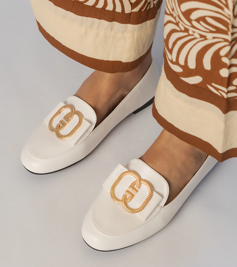 Biele dámske mokasíny so zlatou ozdobou Frada