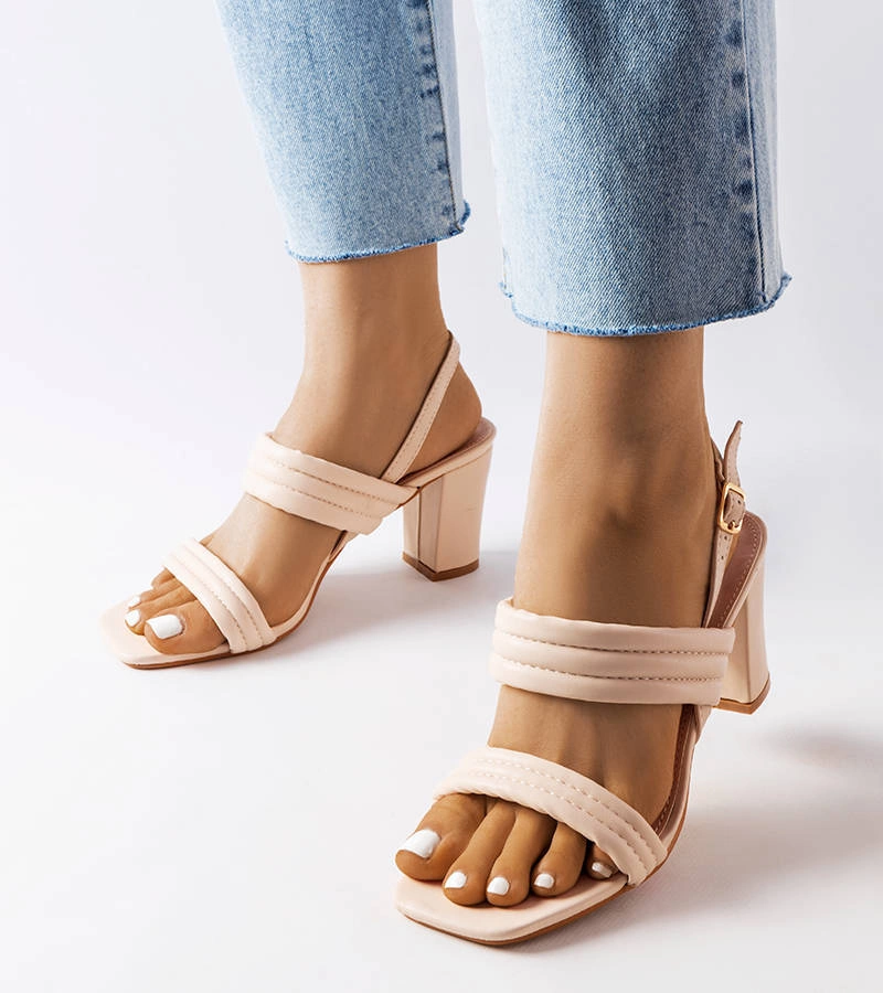 Béžové sandále na podpätku Moli