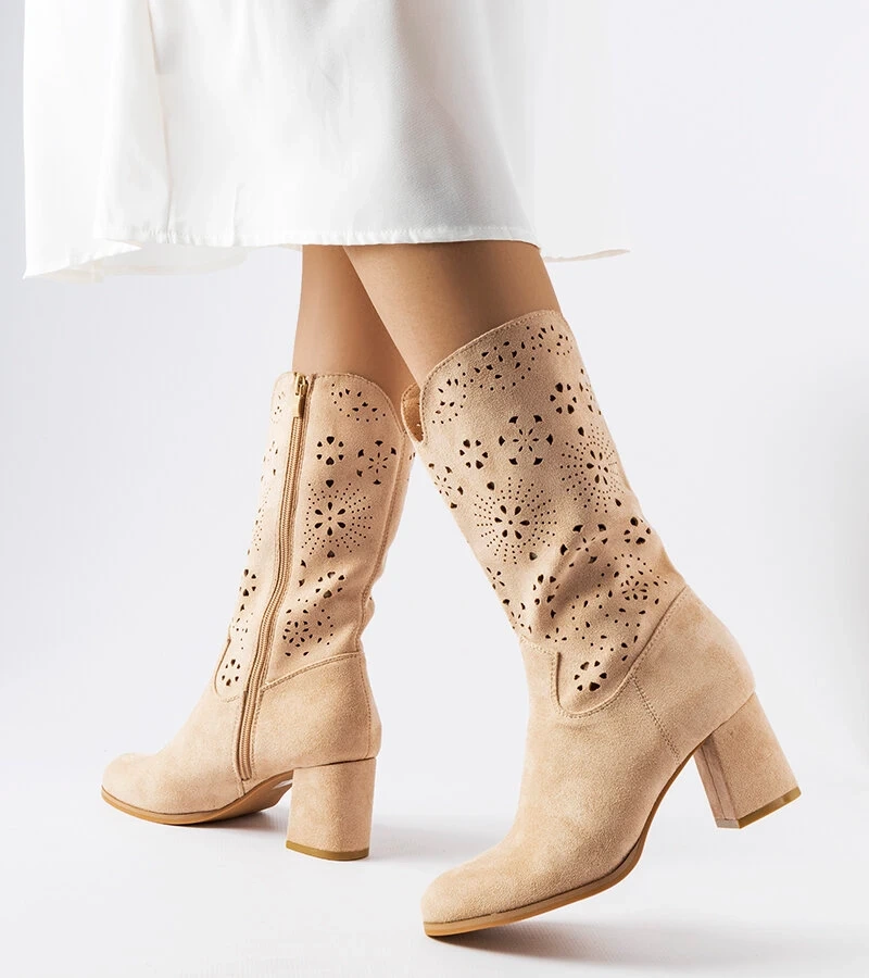 Béžové ažurové čižmy na podpätku od Vergiate