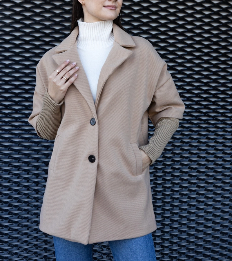 Jasnohnedý plášť s pletenými rukávmi Sameha.