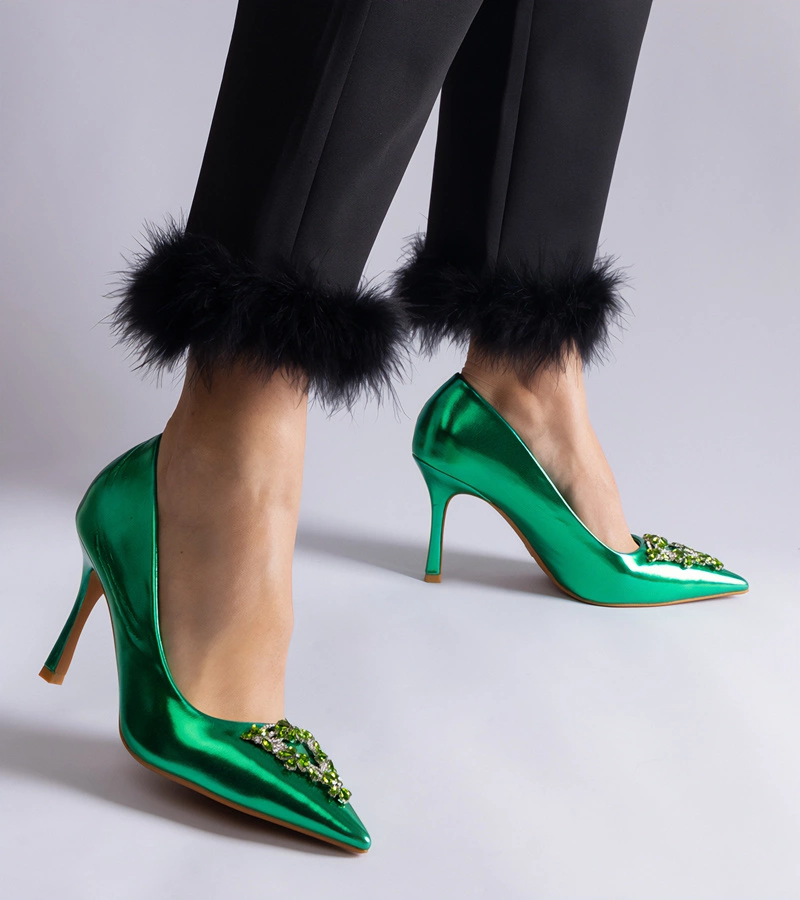 Zelené lakované lodičky zdobené kamienkami Almana