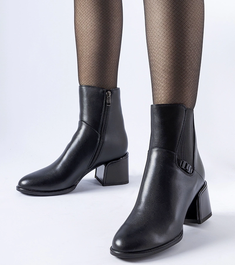 Čierne zateplené členkové čižmy na podpätku Collobiano