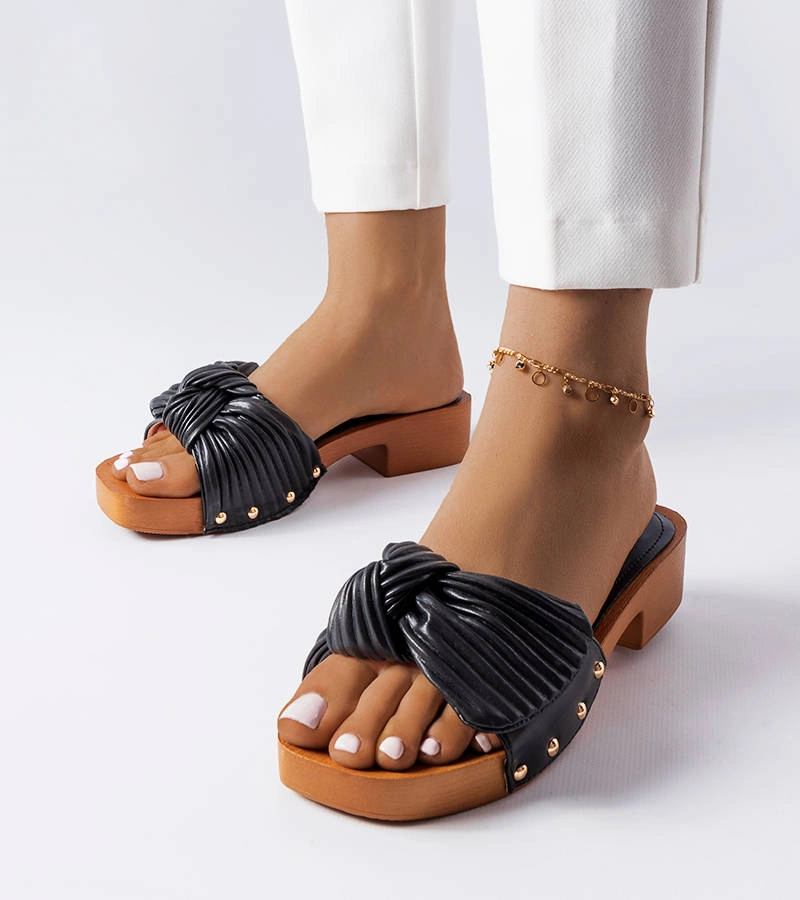 Čierne žabky na nízkom podpätku Rochefort