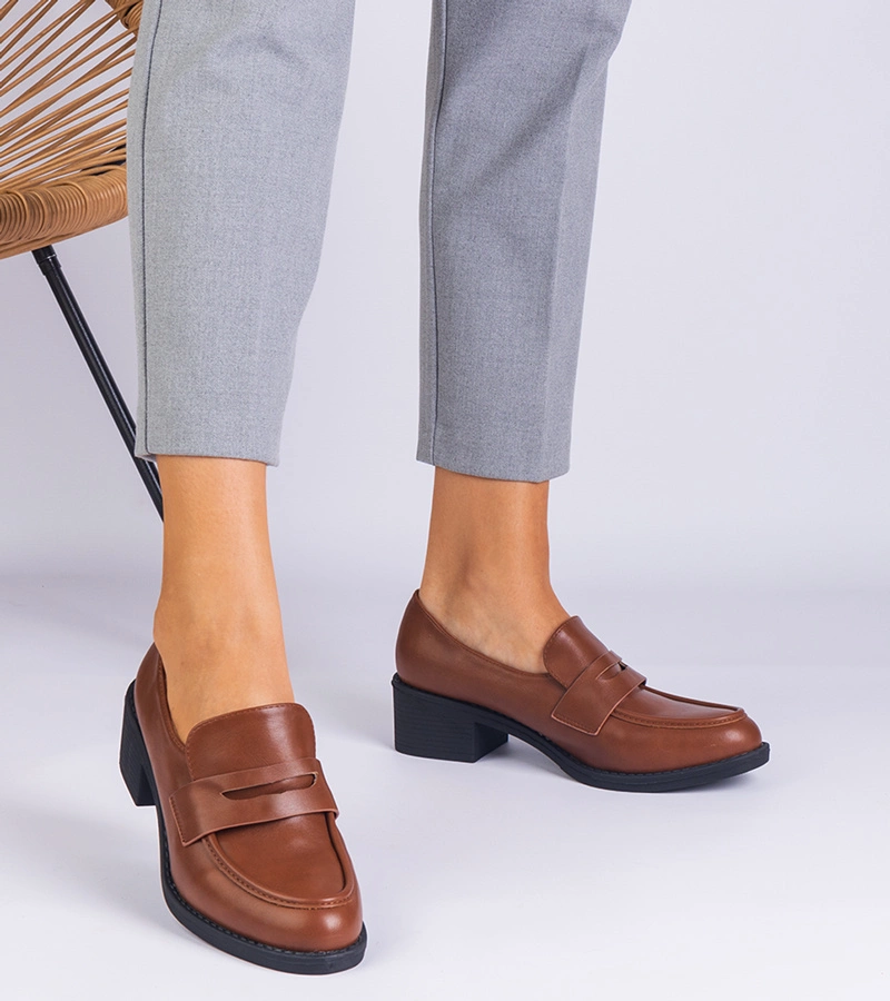 Hnedé dámske poltopánky z ekokože na nízkom opätku Astrelia