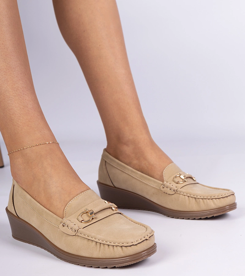 Hnedé dámske mokasíny na klinovom podpätku s matným povrchom Sambada