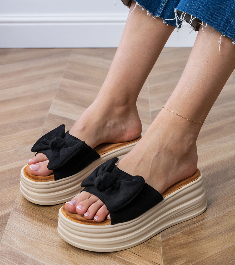 Čierne šľapky na platforme s mašľou Ados