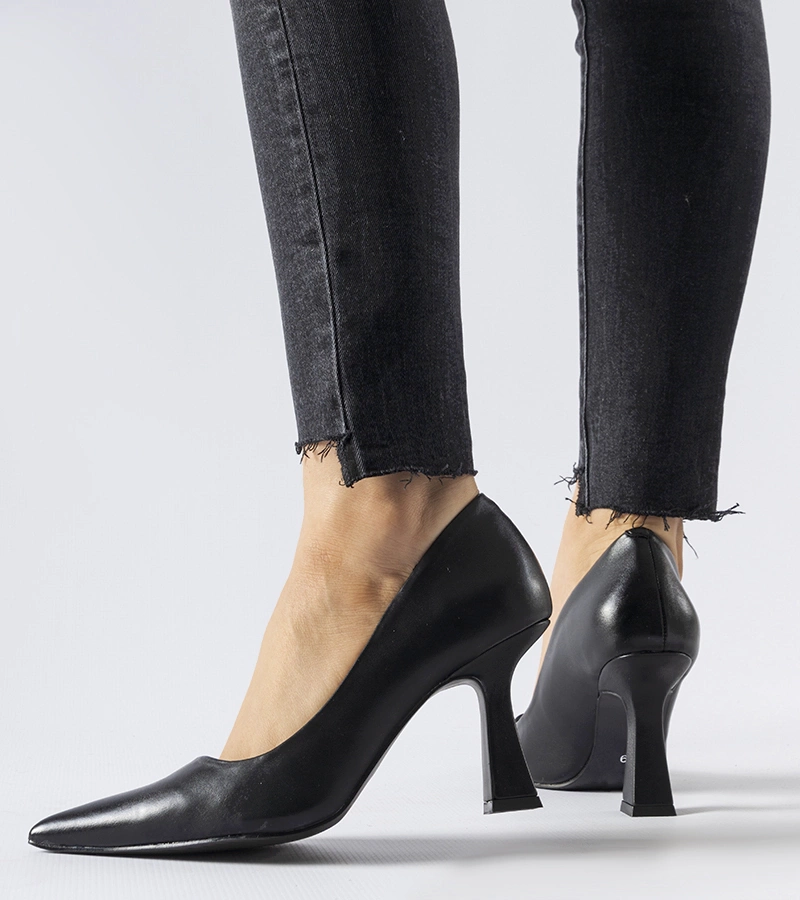 Čierne topánky na asymetrickom opätku Tore