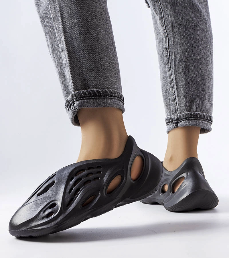 Dámske čierne žabky crocs Karolinos