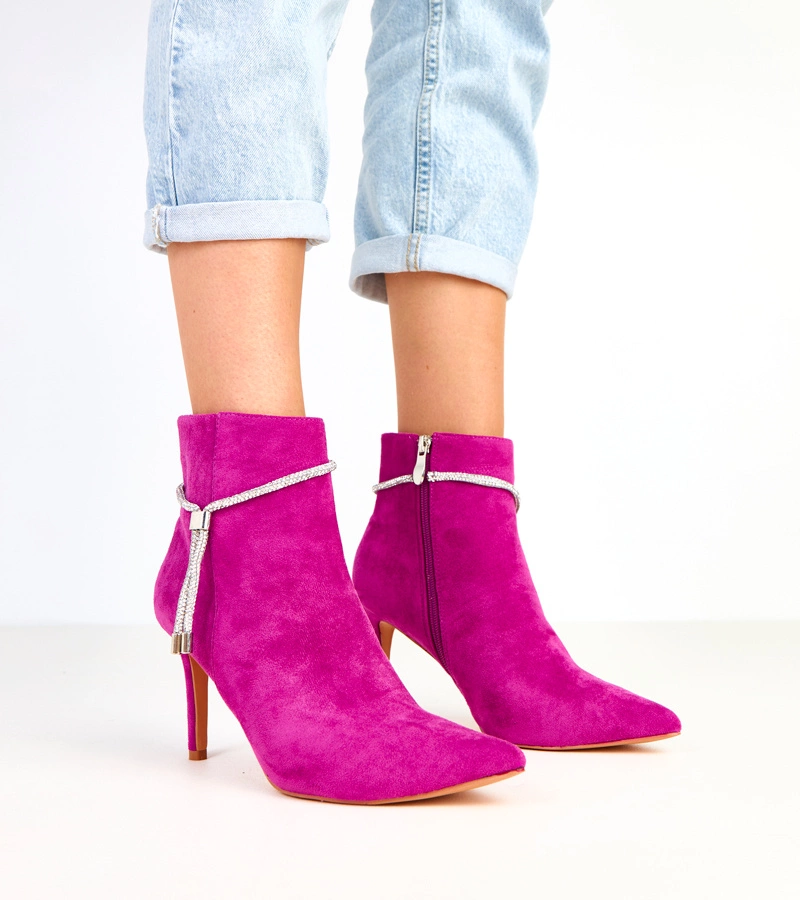 Fialové členkové topánky na ihličkách s ozdobnou retiazkou Ivey