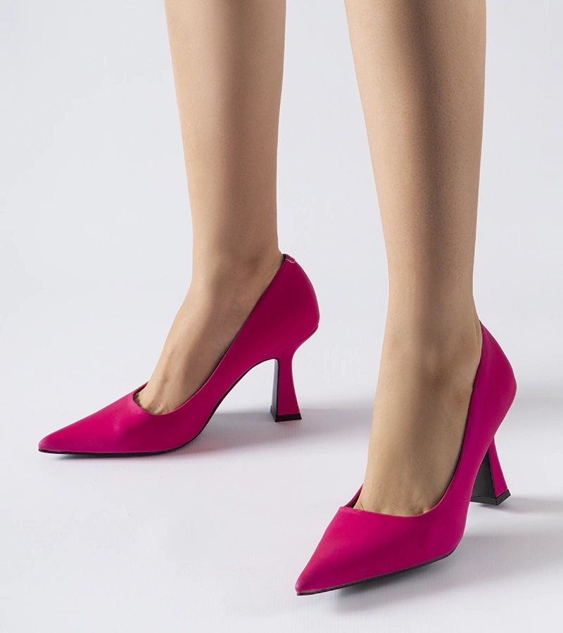 Ružové topánky na asymetrickom opätku Tore