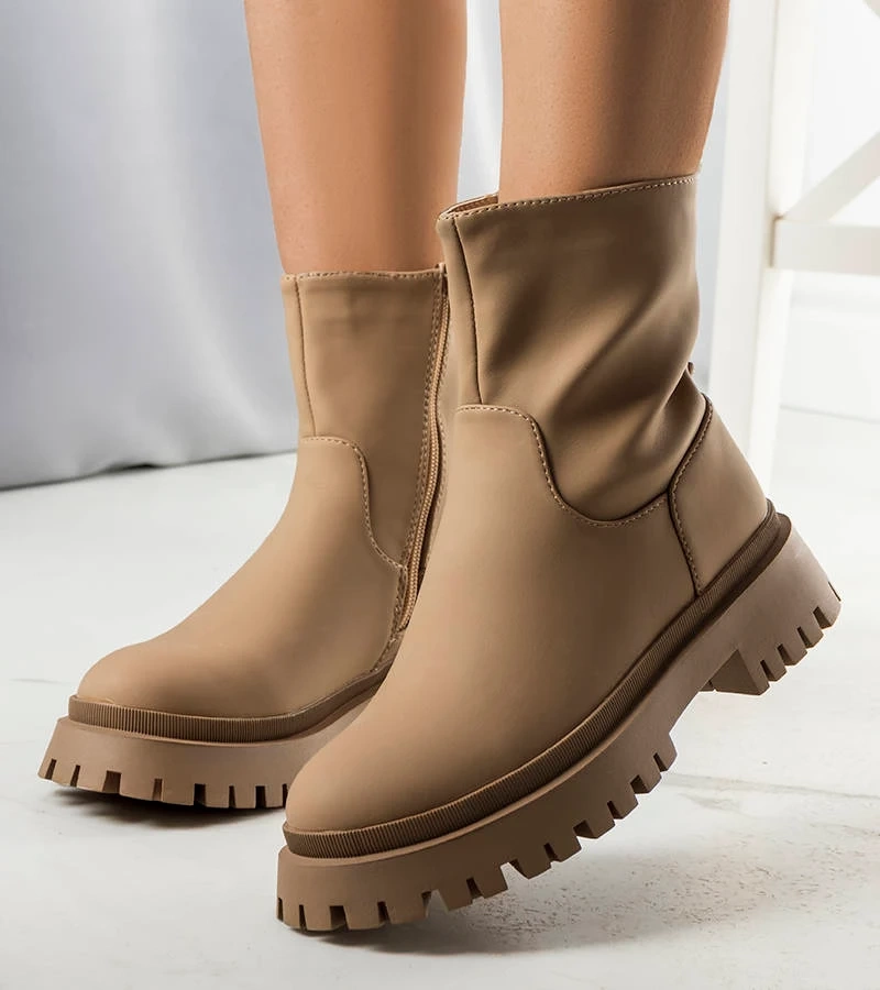 Hnedá izolovaná botki Bazalka