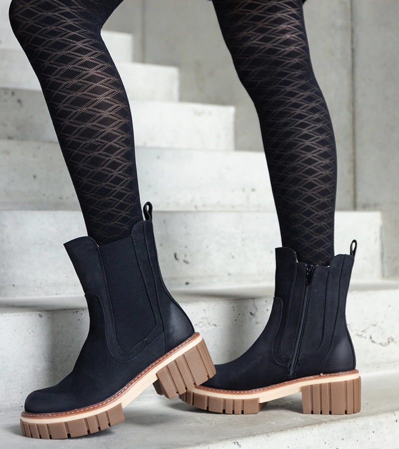 Čierne masívne platformové čižmy s opotrebovaním Sholla.