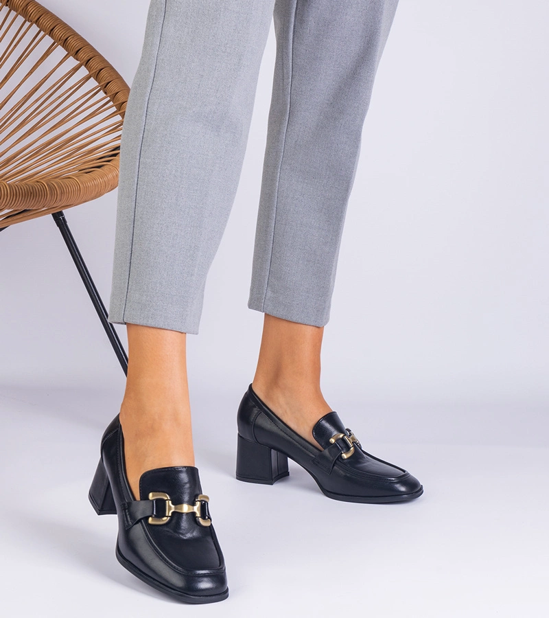 Čierne dámske poltopánky na podpätku s metalickou ozdobou Versales