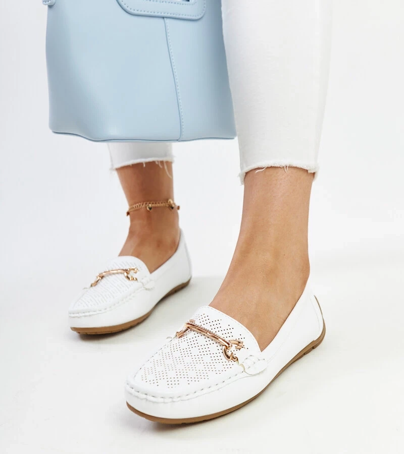 Biele mokasíny s ozdobnou sponou Adila