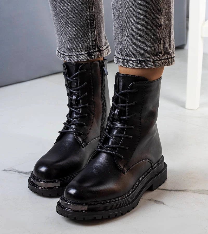 Čierna izolovaná botki Vanta