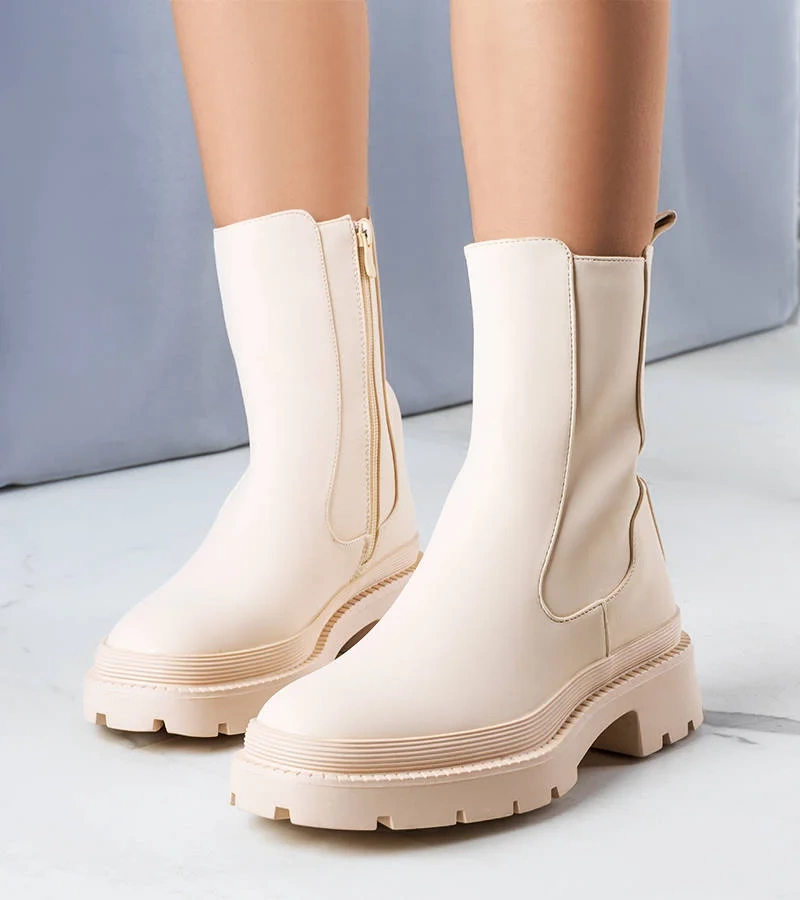 Béžová matná botki izolovaná Coletta