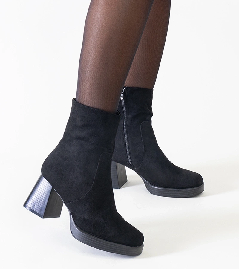 Čierne boty na podpätku so štvorcovou špičkou eko-zamsz Rumaila.