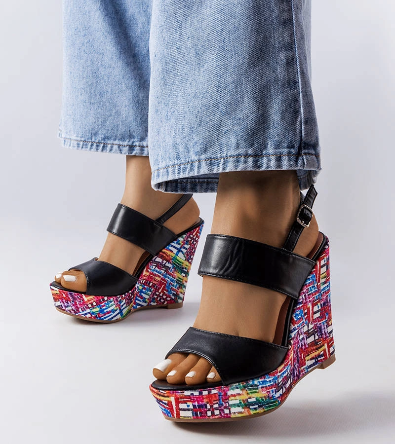 Čierne sandále Westtide so zdobeným podpätkom