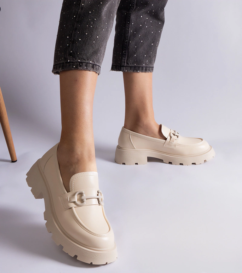 Béžové mokasíny z eko kože so zlatou ozdobou Edelia