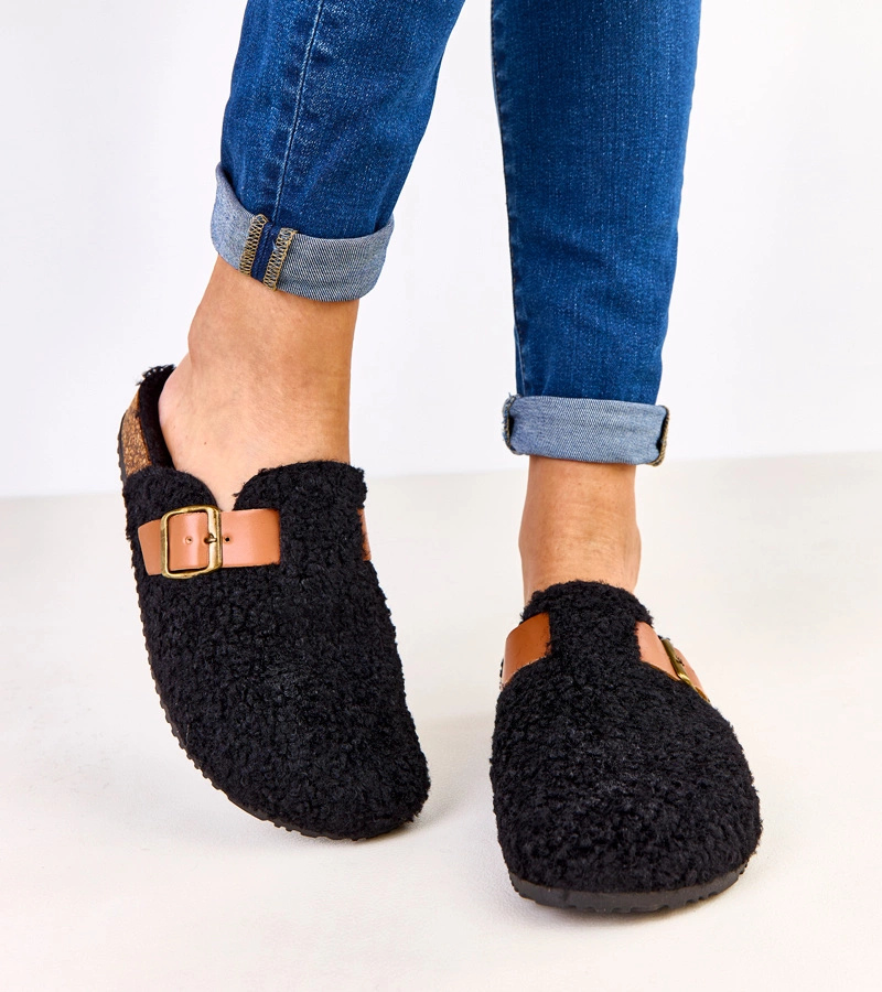 Čierne uzavreté papuče s kožušinou Milosa