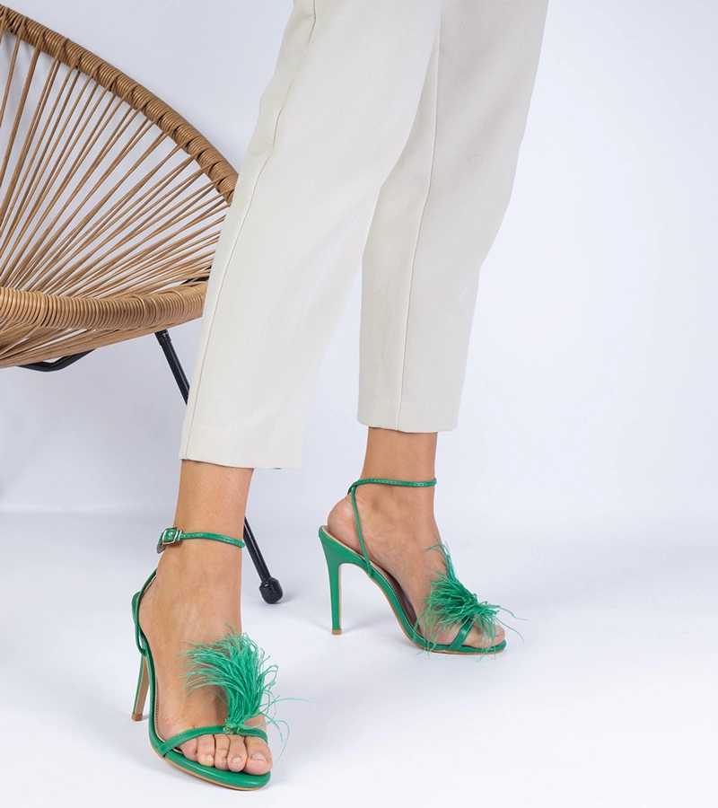 Zelené sandálky na podpätku s pierkami Arisat