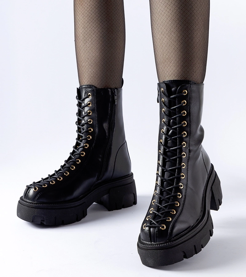 Čierne zateplené čižmy zdobené viazaním Amla