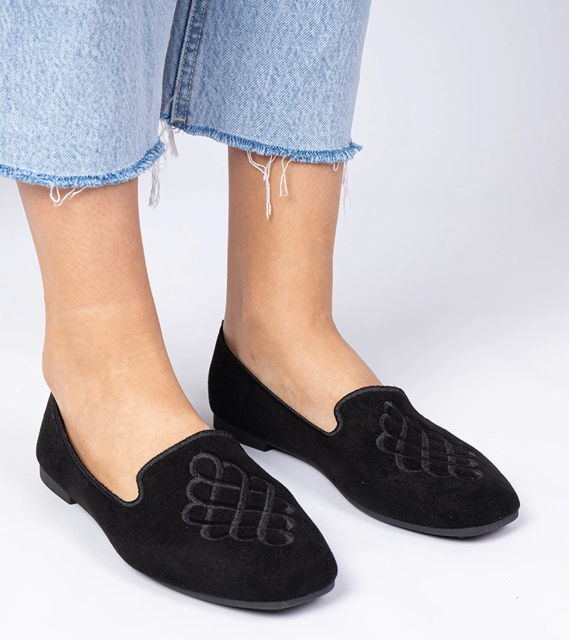 Čierne dámske balerínky z eko-semišu s výšivkou Ronna