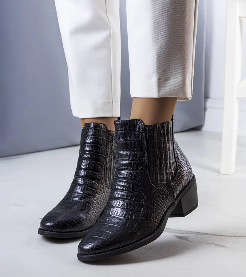 Čierna botki izolovaná Fedot