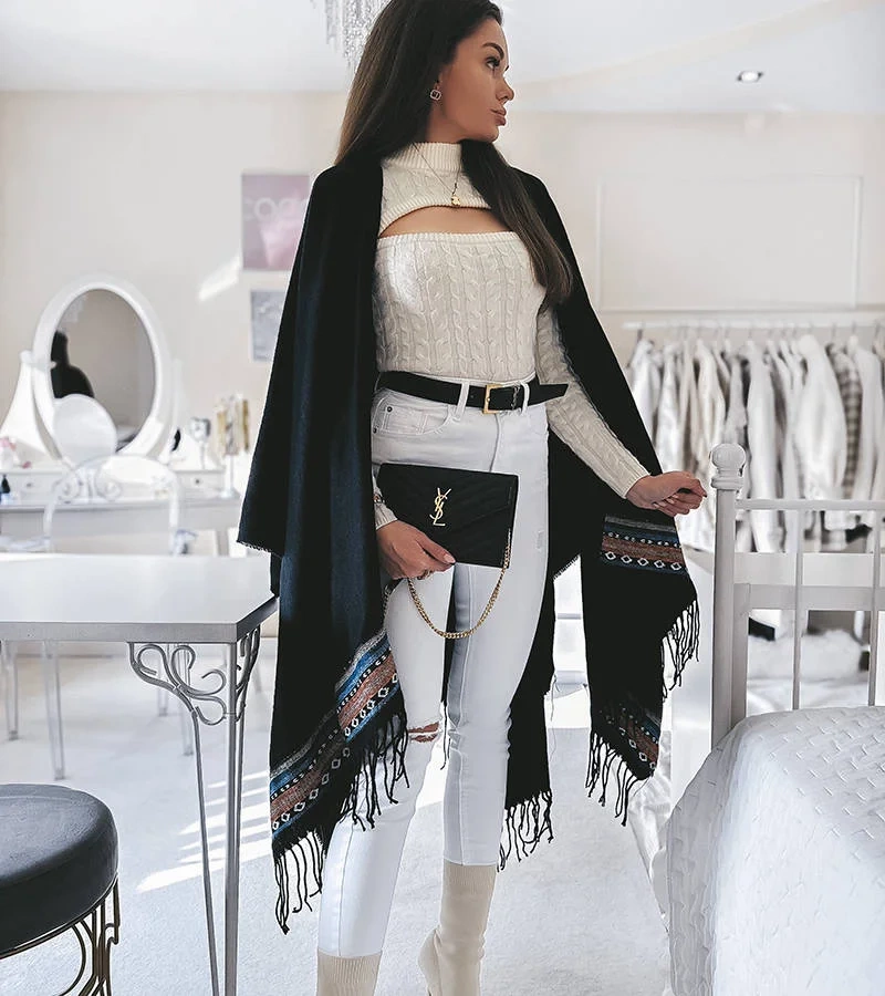 Čierne pončo so strapcami od Jakobe