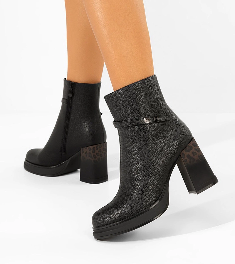 Čierne členkové čižmy na podpätku zdobenom leopardím vzorom Brenna