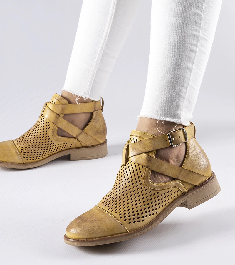 Žlté ažúrové hlboko vystrihnuté čižmičky Kooter