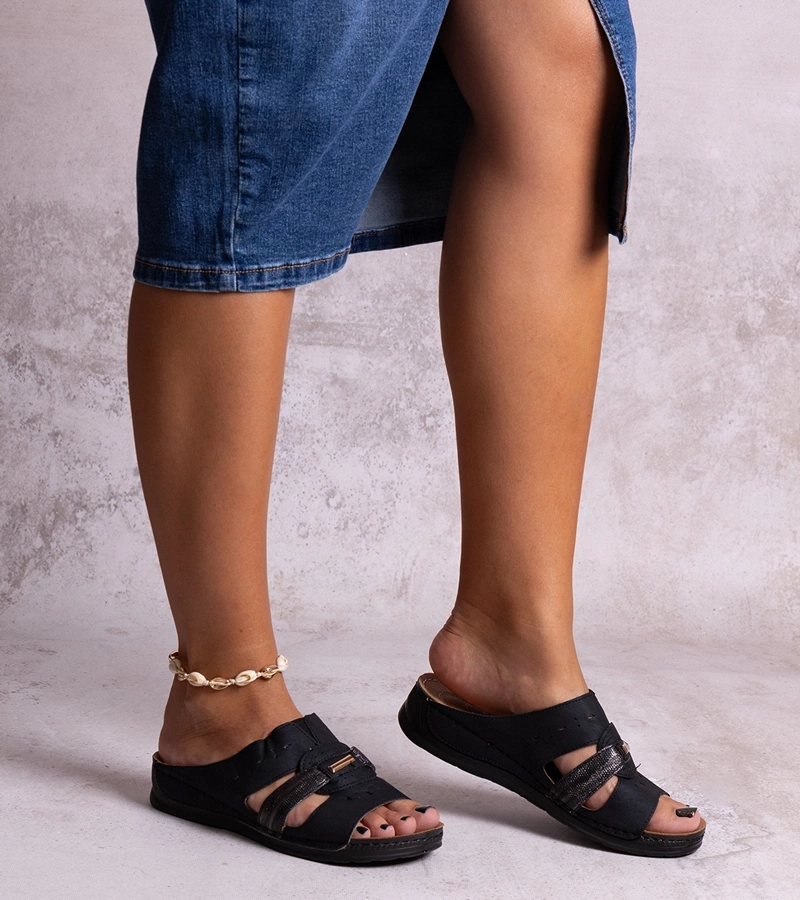 Čierne klasické šľapky Karime