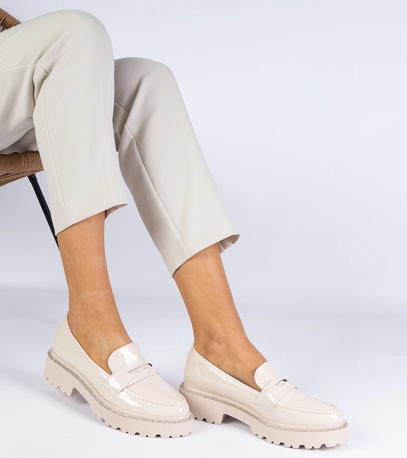 Béžové lakované mokasíny zdobené kryštálmi Margusto