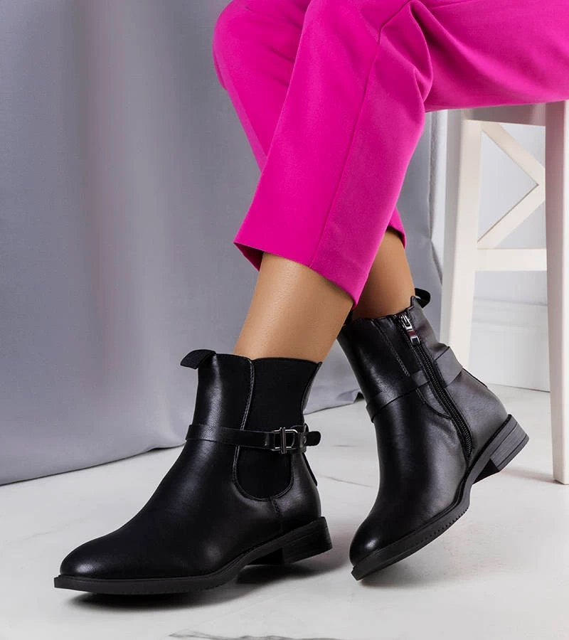 Čierna izolovaná botki Marisi