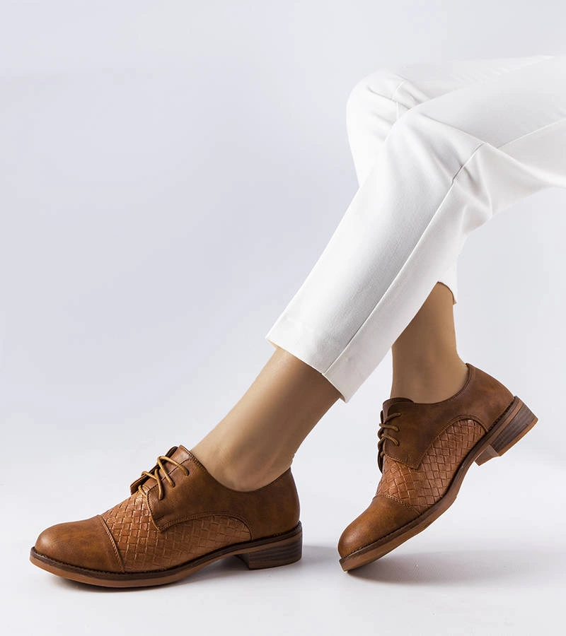 Hnedé poltopánky zdobené reliéfom Gagné