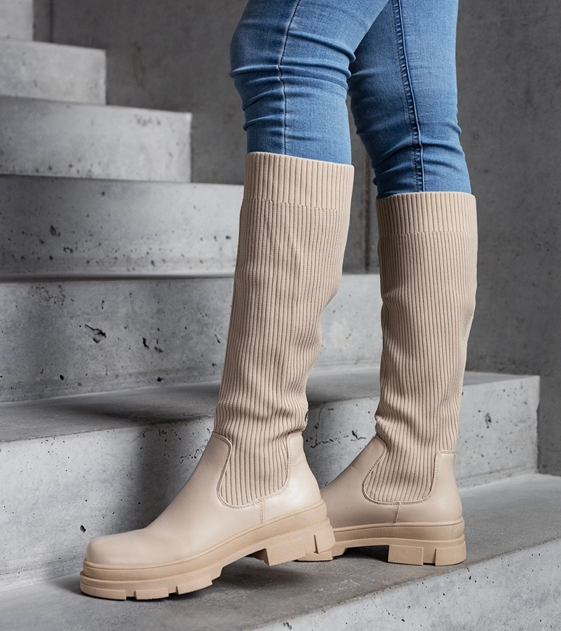 Bežové nazúvacie kozačky s elastickým zvrškom na masívnej podrážke Elthea.