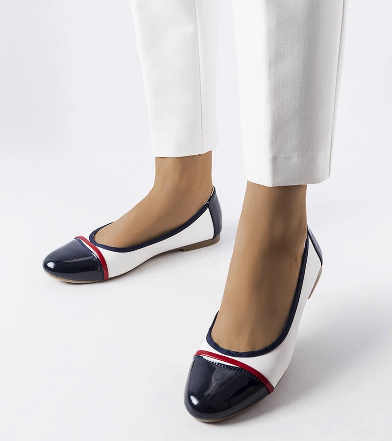 Biele a tmavomodré baleríny Salmons