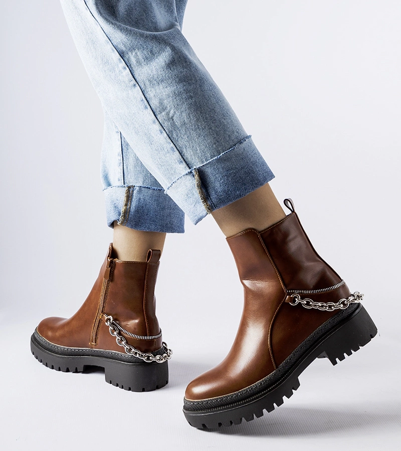 Hnedé topánky s reťazou od spoločnosti Muqaddim