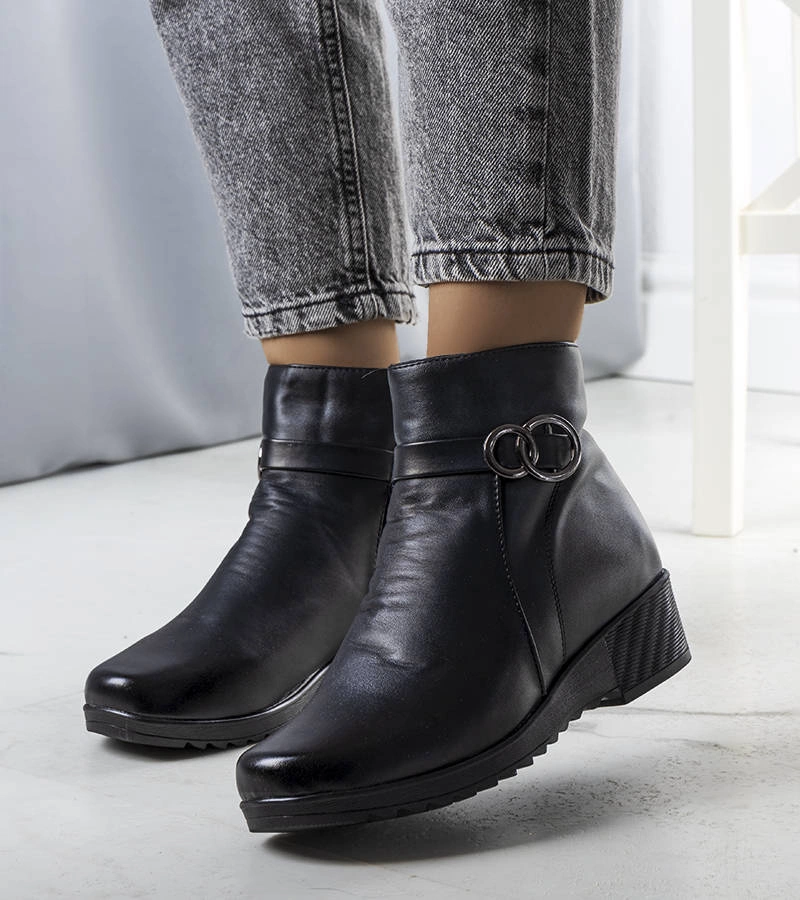 Čierne zateplené botki s podpätkami Yareli