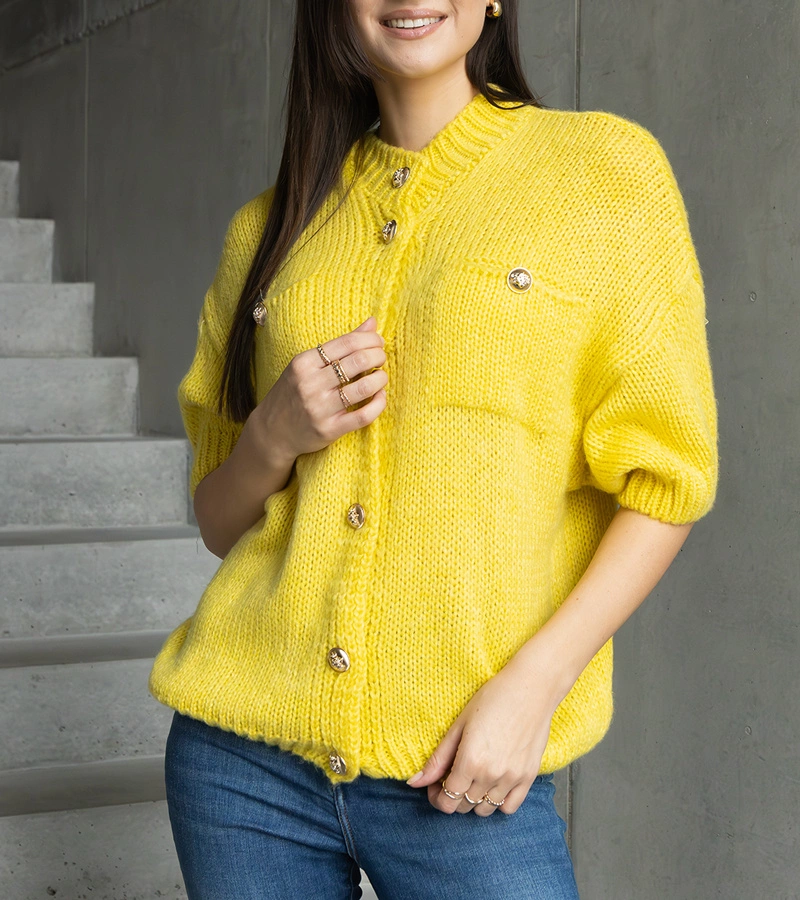 Dámsky žltý sveter s krátkym rukávom ozdobné gombíky Shela