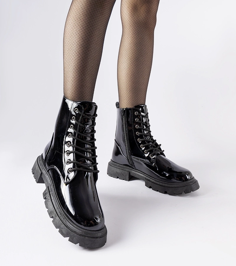 Čierne lakované dámske trapery Hansine