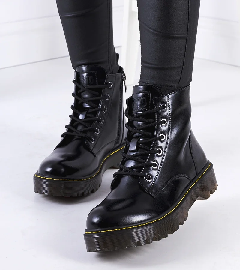 Čierna botki s ozdobnou niťou Yuliya