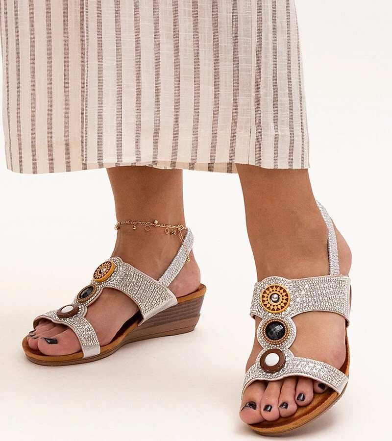 Lesklé sandále na nízkej platforme Azeeza