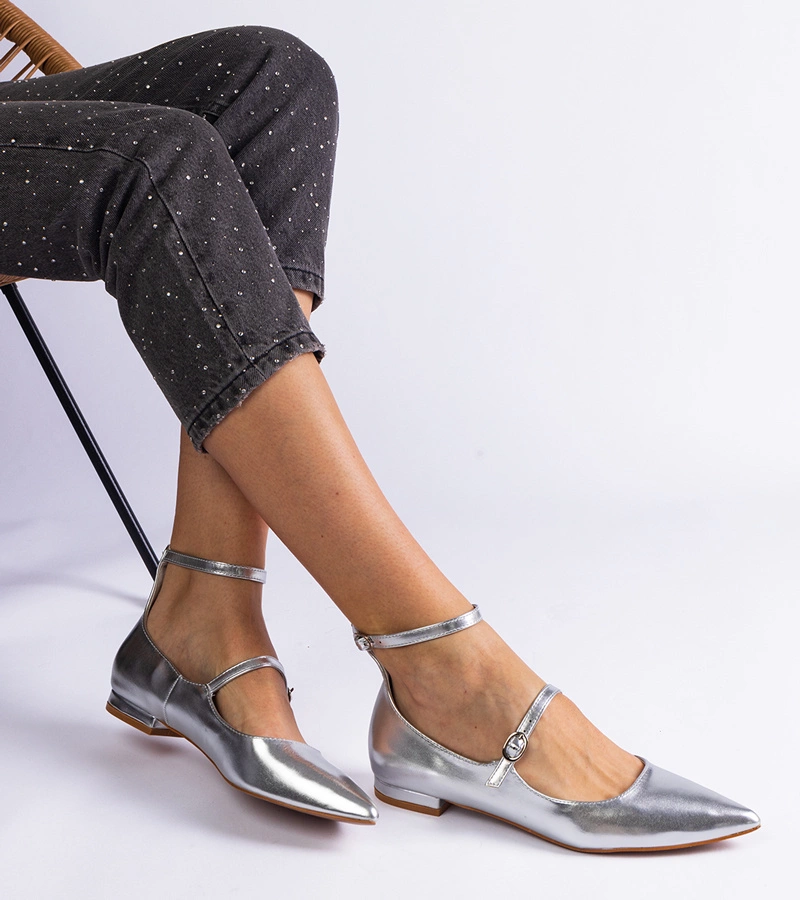 Strieborné balerínky na plochej podrážke s prackami Ewerida