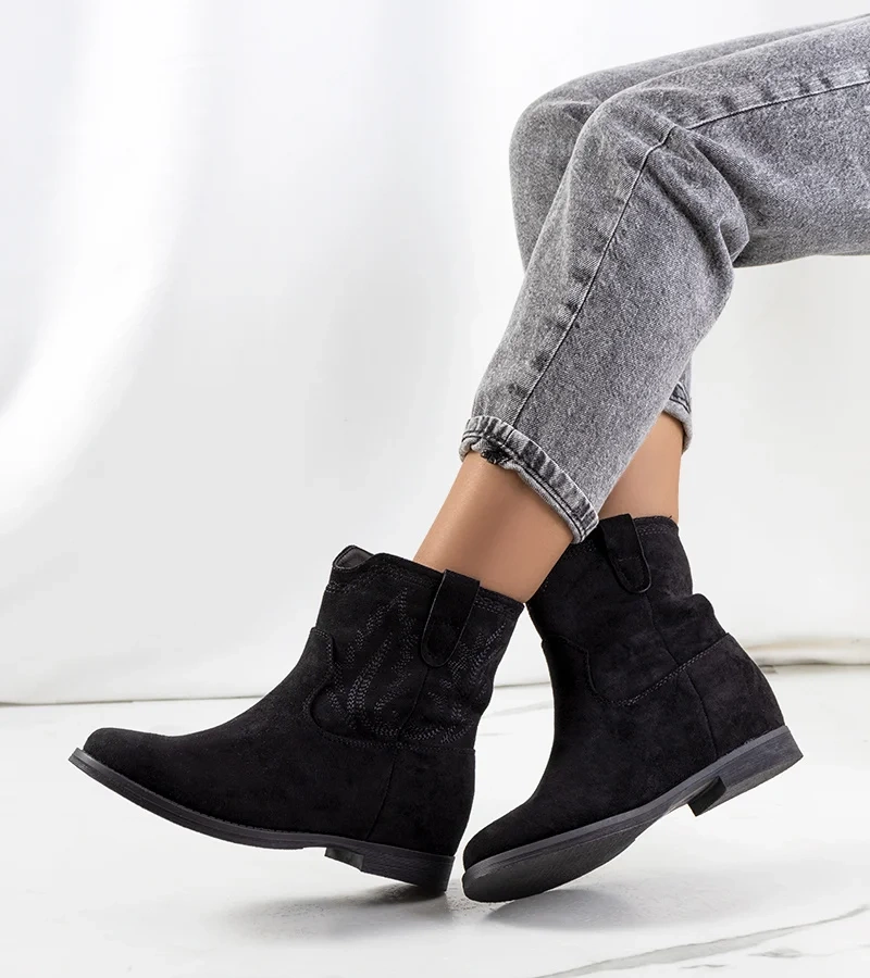 Čierna botki na krytých podpätkoch od Wolfpine