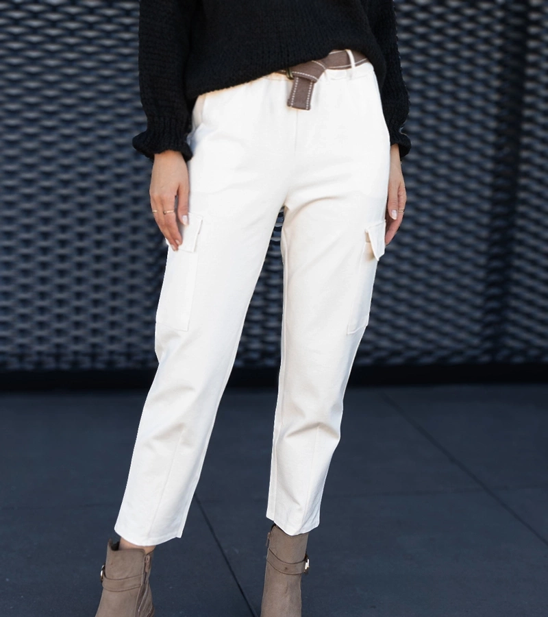 Biele nohavice typu cargo s našitými vreckami Nuala.