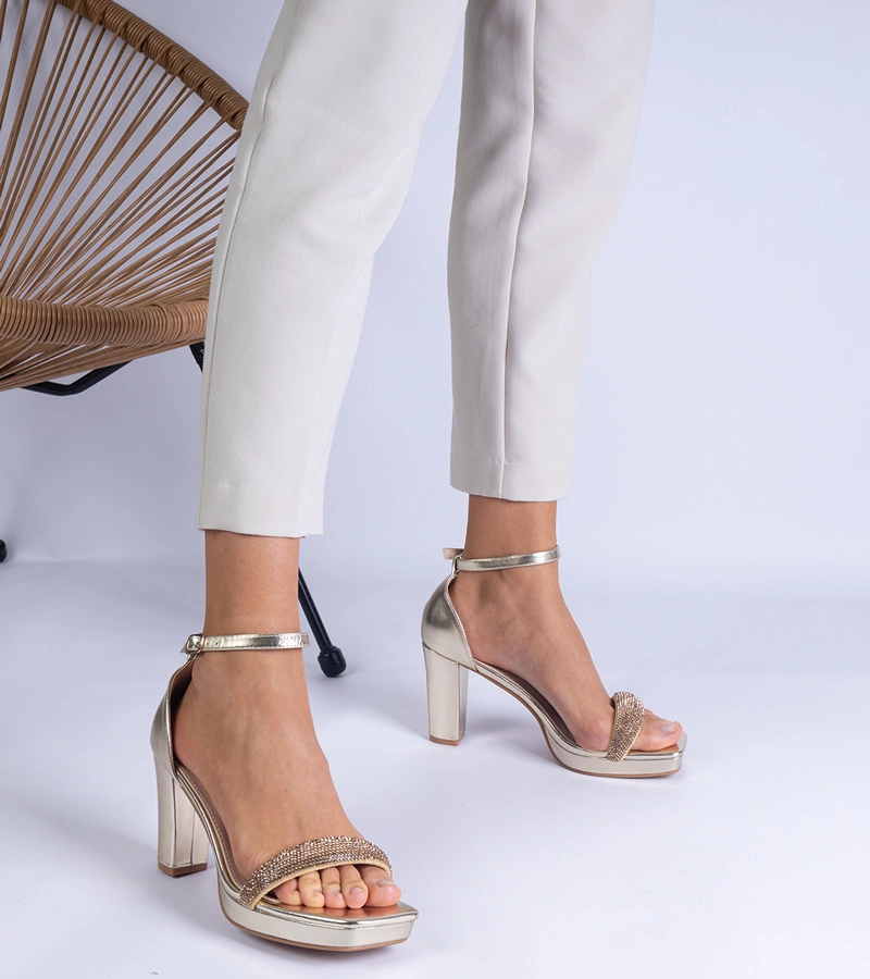 Zlaté elegantné sandále na opätku s kryštálmi Beltusto