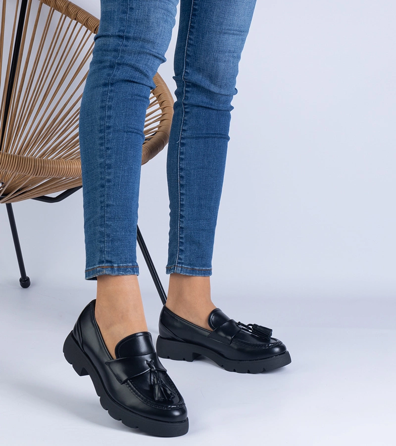 Čierne klasické poltopánky s strapcami Esitta