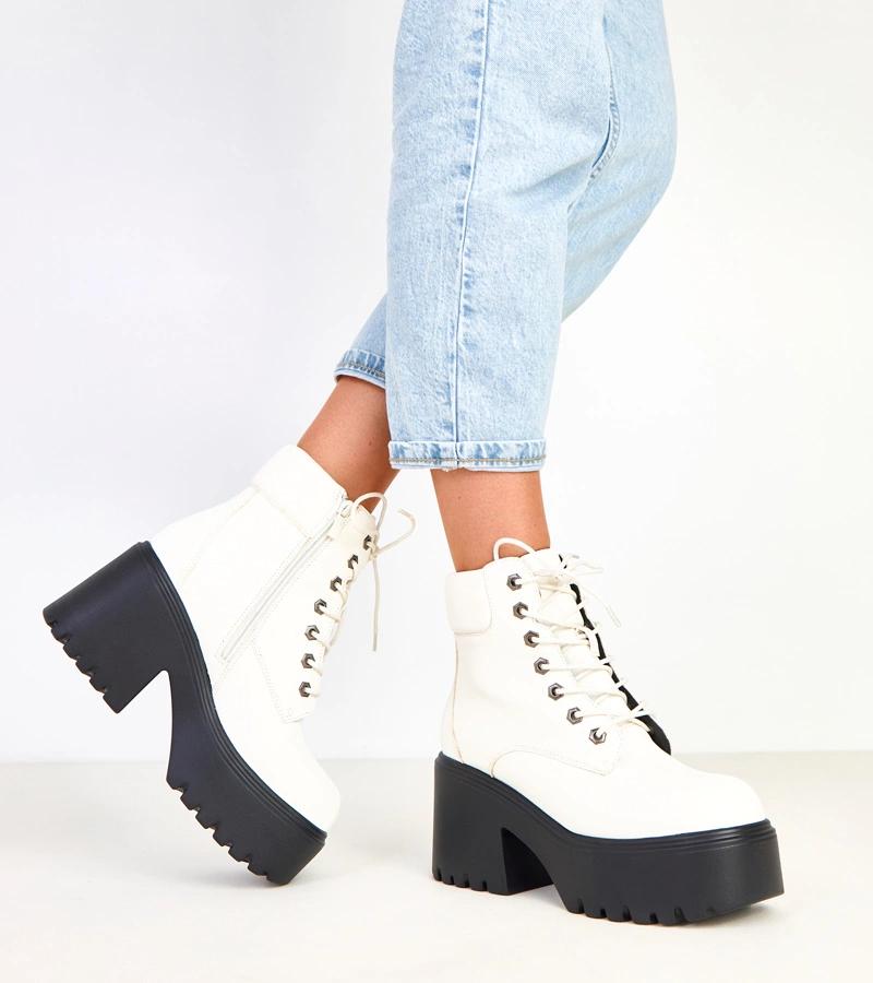 Biele členkové topánky na masívnom opätku a platforme Janja