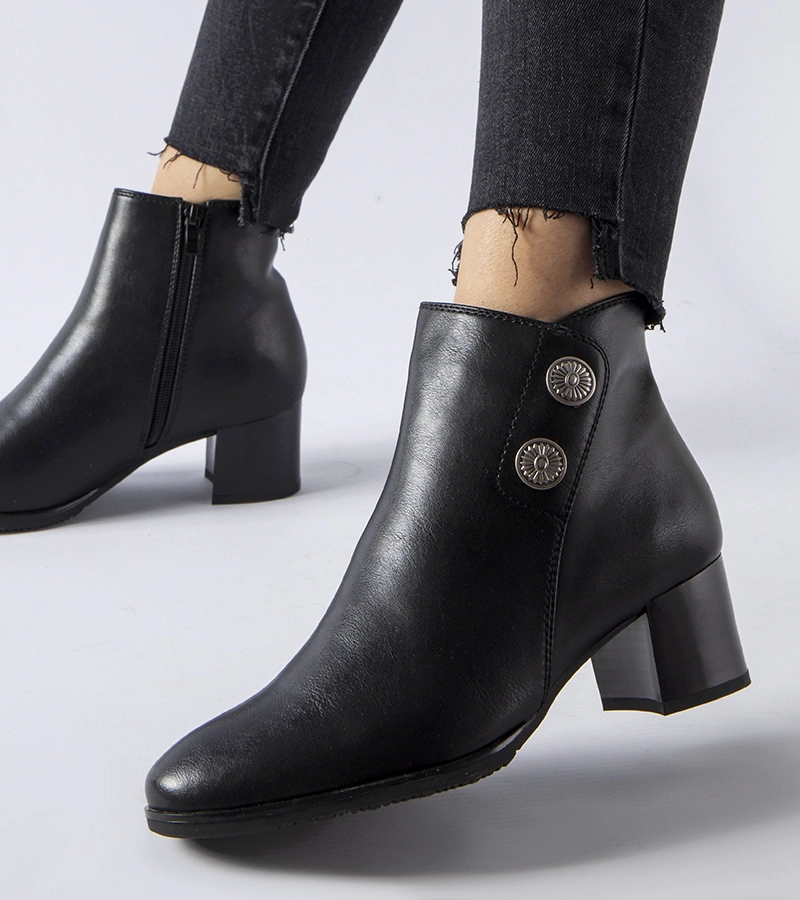 Čierne tepané čižmy na nízkom opätku Guido